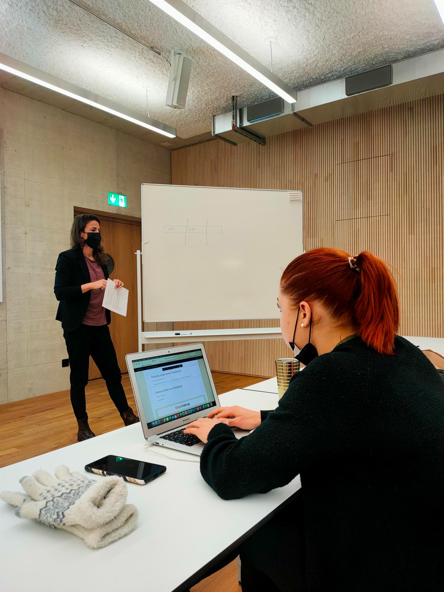 Moira beim Notieren wichtiger Informationen