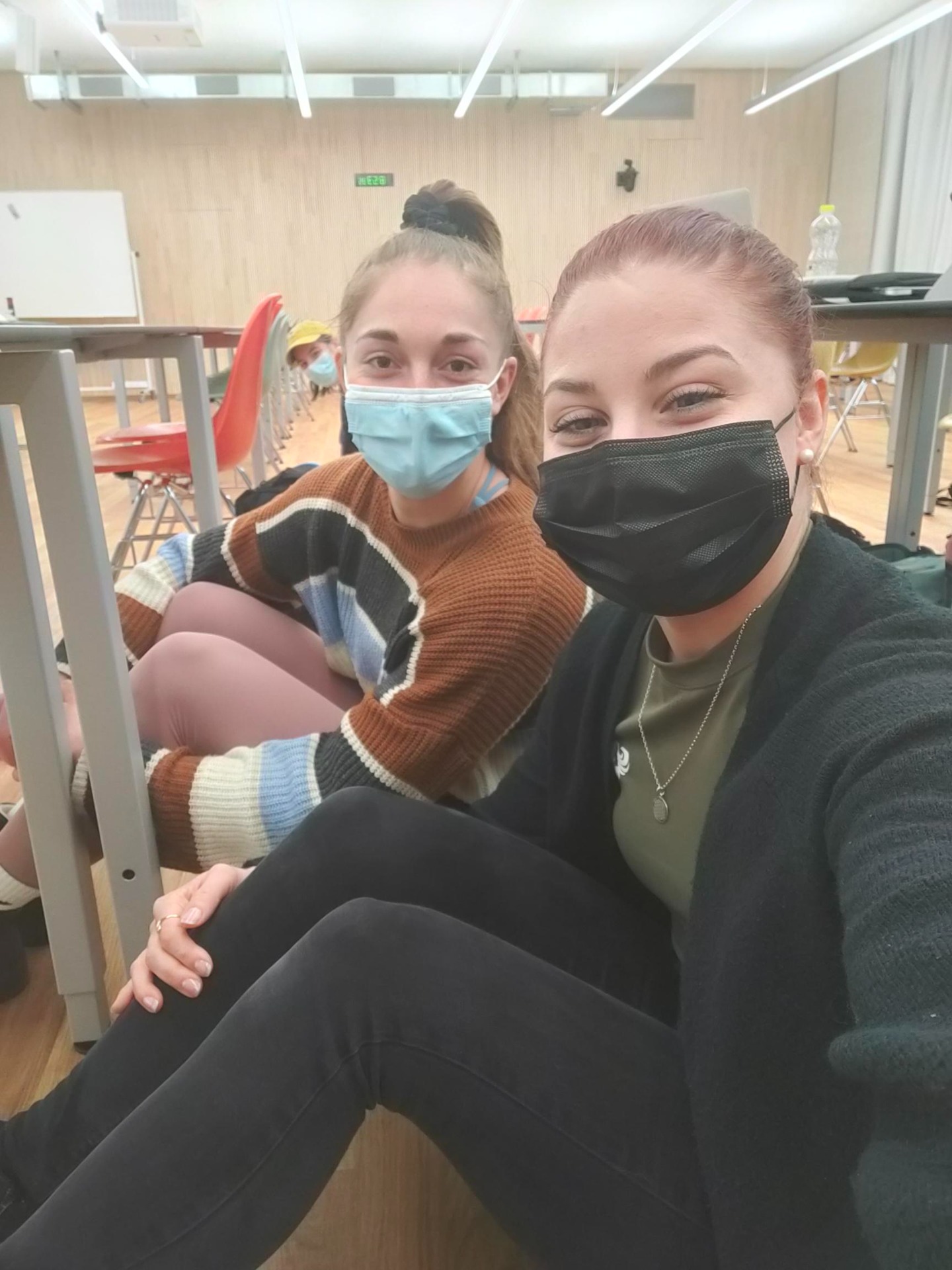 Moira und Steffi beim bewegten Feedback 2 in der Position "Naja"