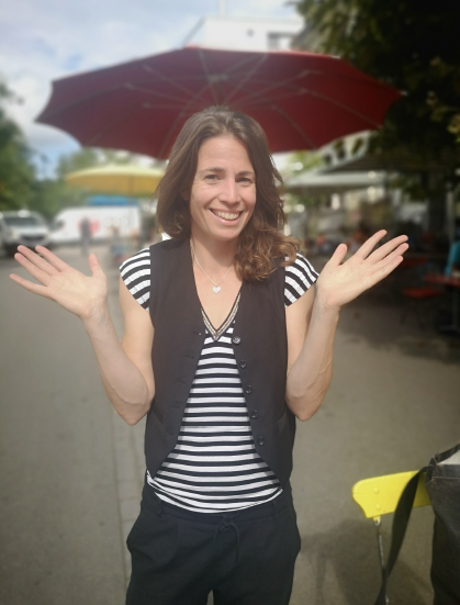 Jeannine beim initiieren ihres lieblings Emojis