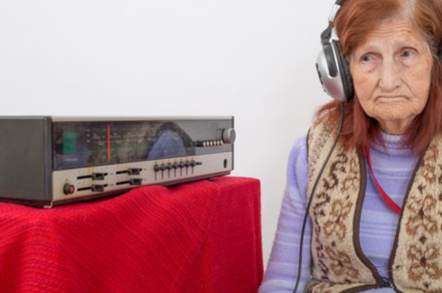Ältere Frau beim hören eines Podcasts